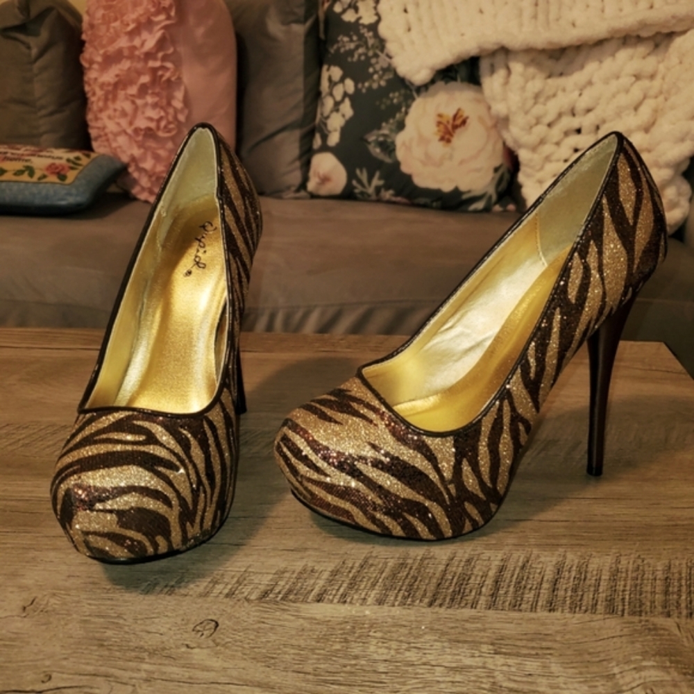 **NEVER WORN** Qupid 5" Platform Heels - Size 6.5